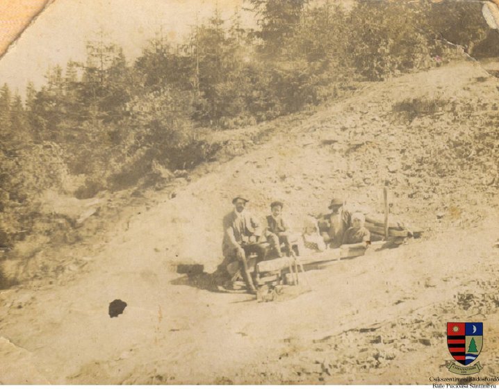 Pihenő a csorgónál 1925